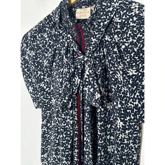 Rungolee Size S Silk Crepe High Neck Floral Blouse in Navy and Whitr - Picture 5 of 5